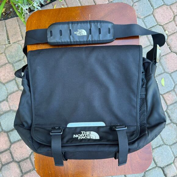 The North Face Messenger Bag Black 17x15x5 6 Pockets Computer Sleeve